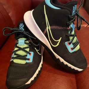 Nike Kyrie Flytrap 4 Grade School Size 3.5Y EUC. Only wore in the gym!